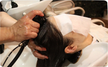 髪の健康は「地肌」からという考えの下、深部ケア理論に基づいたエイジングケアシャンプーを導入